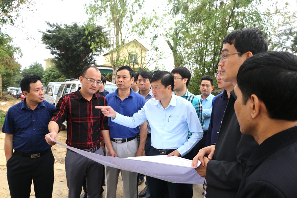 Kiểm tra Khu tái định cư xóm 21 xã Nghi Phú đồng chí Phó Chủ tịch UBND tỉnh lưu ý TP Vinh giám sát chặt chẽ thi công nền và các hạng mục hạ tầng phải làm đồng bộ. Ảnh: Nguyễn Hải
