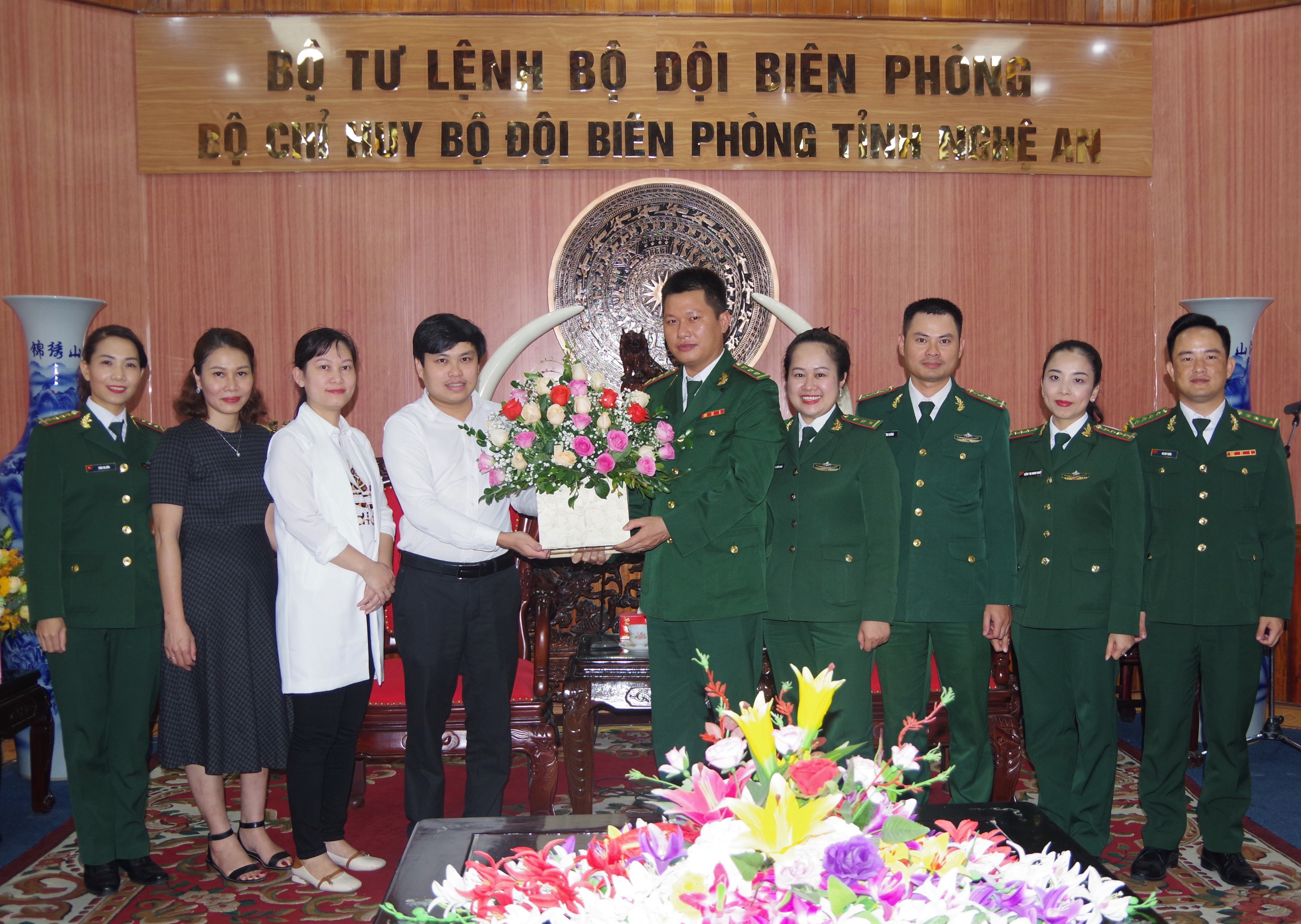 Chi đoàn Báo Nghệ An chúc mừng Đoàn Thanh niên phòng Chính trị BĐBP tỉnh. Ảnh: Lê Thạch
