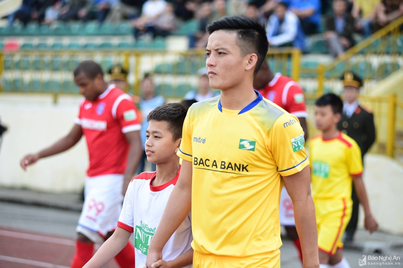 Thủ quân SLNA liệu có đượ̣c thầy Park điền tên nhằm thay thế sự thiếu vắng của Duy Mạnh?. Ảnh: tư liệu