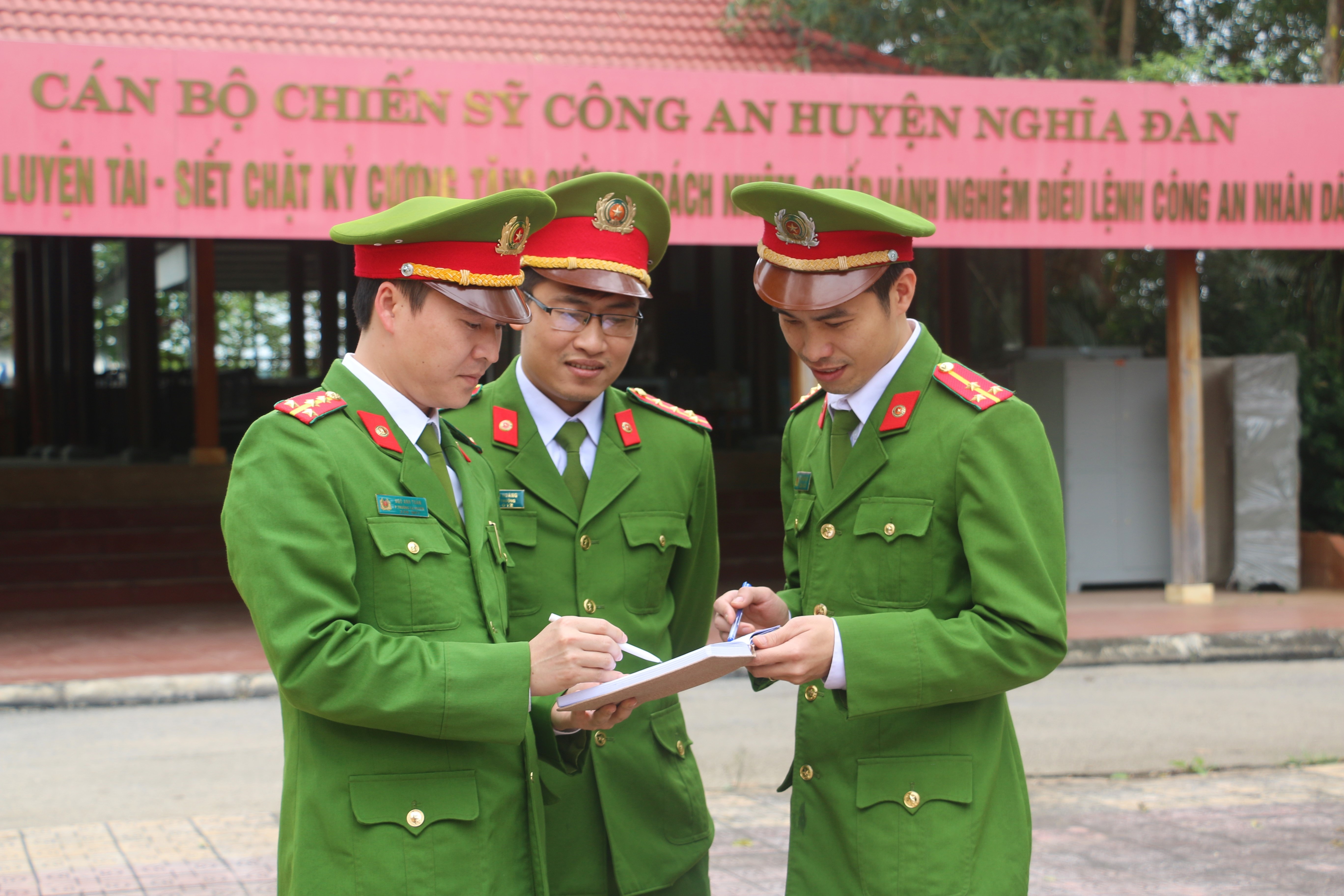 Đại úy Ngô Anh Tuấn (trái) hiện là Phó trưởng Công an huyện Nghĩa Đàn. Ảnh: CTV