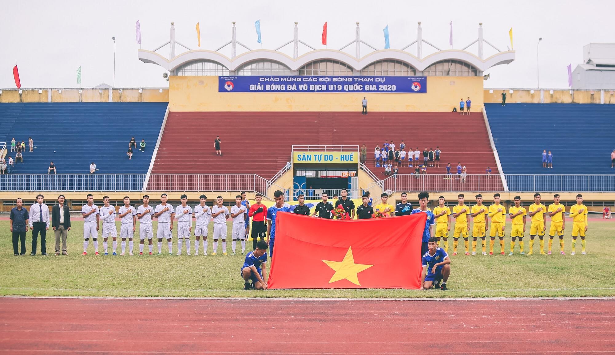 Đội hình xuất phát U19 Thừa Thiên Huế và U19 SLNA. Ảnh: BTC