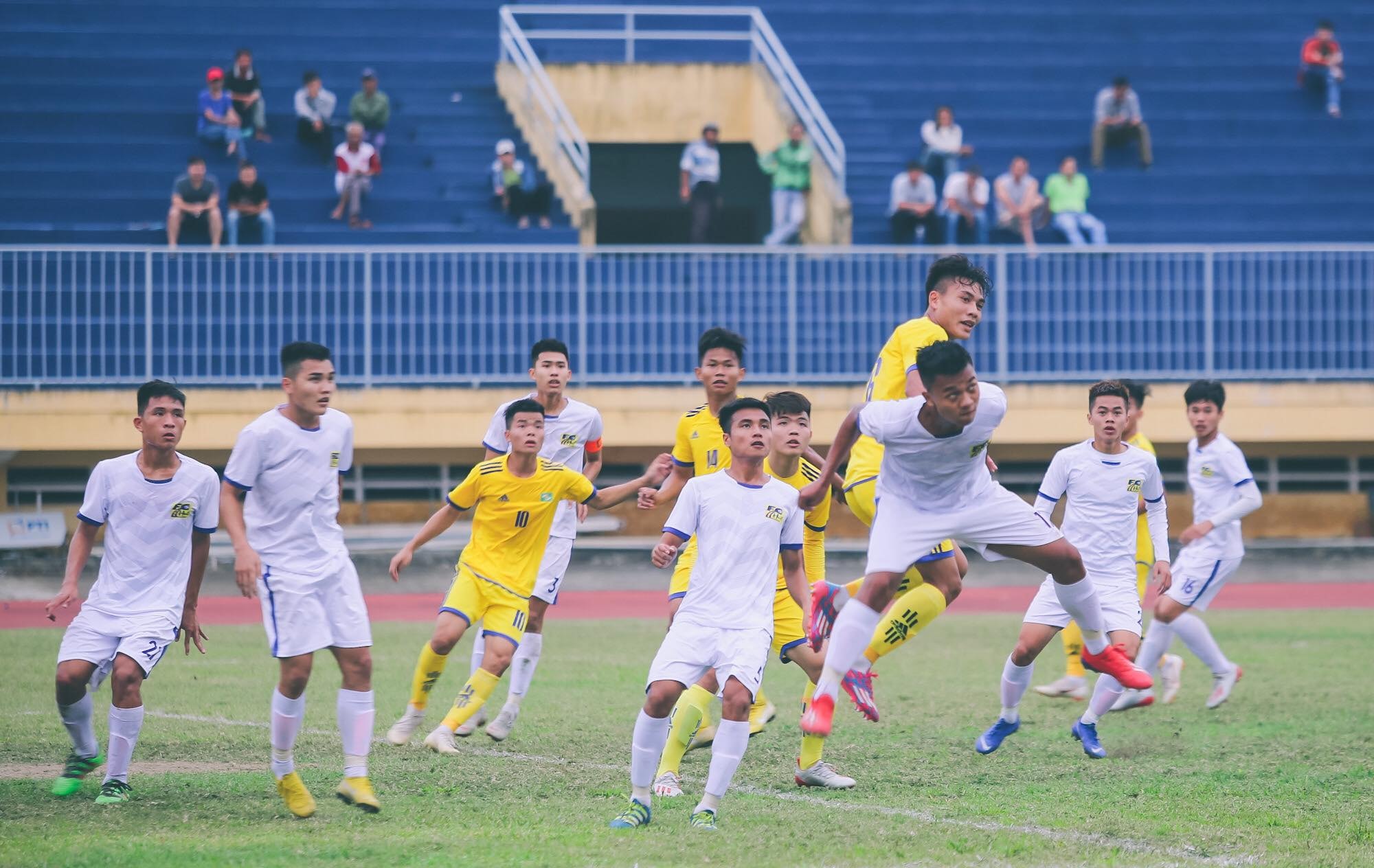 Đội hình U19 SLNA (áo vàng) có nhiều tuyển thủ U19 Việt Nam trở về. Ảnh: BTC
