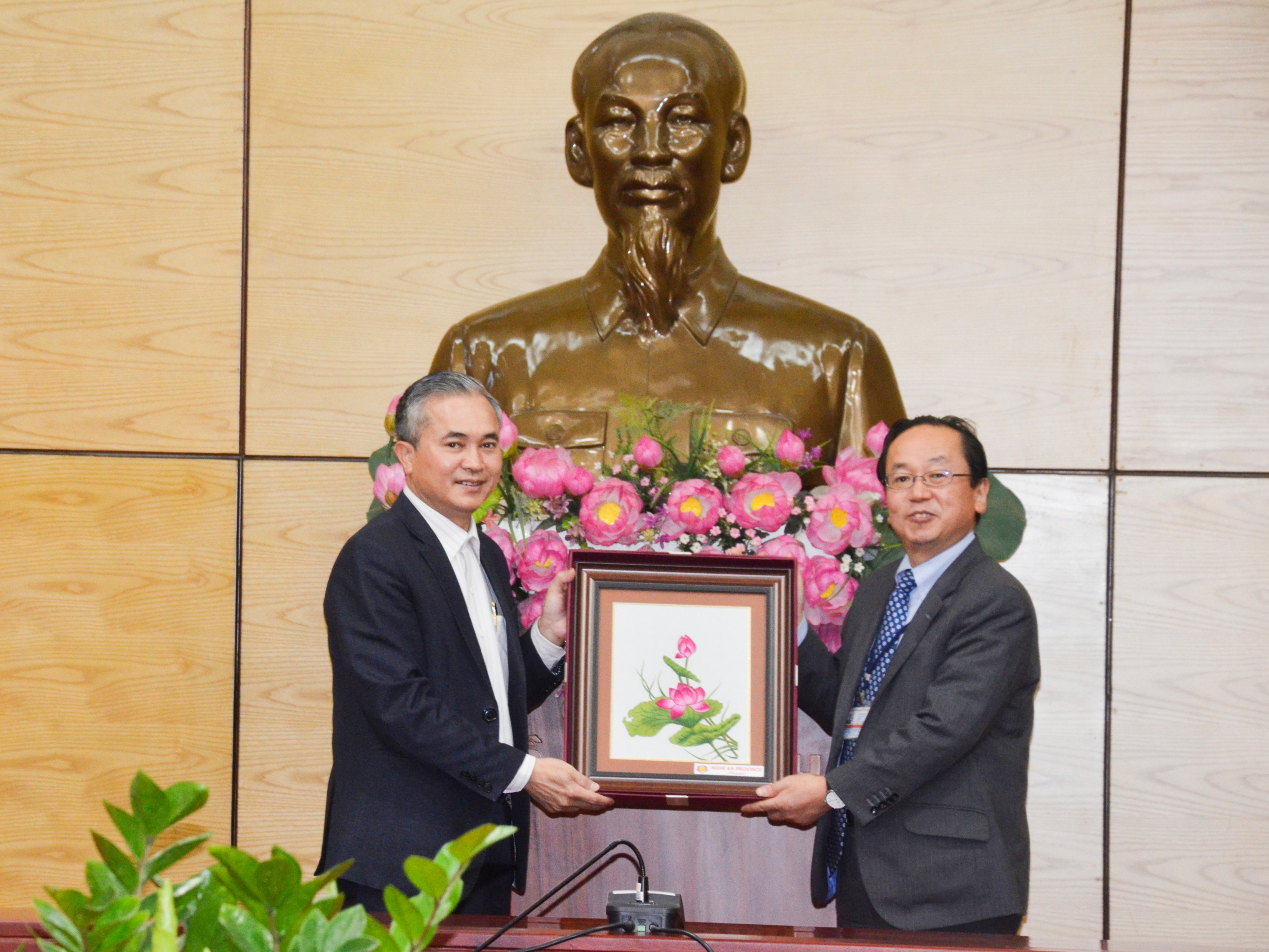 Phó Chủ tịch UBND tỉnh Lê Ngọc Hoa tặng quà lưu niệm cho ông