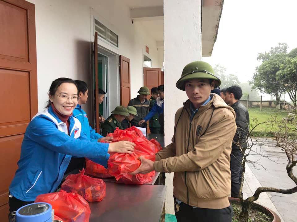 Cao Thị Hằng trong chương trình tình nguyện “Mùa đông ấm, Xuân tình nguyện” thăm và tặng quà tại xã Nậm Càn - Kỳ Sơn. 