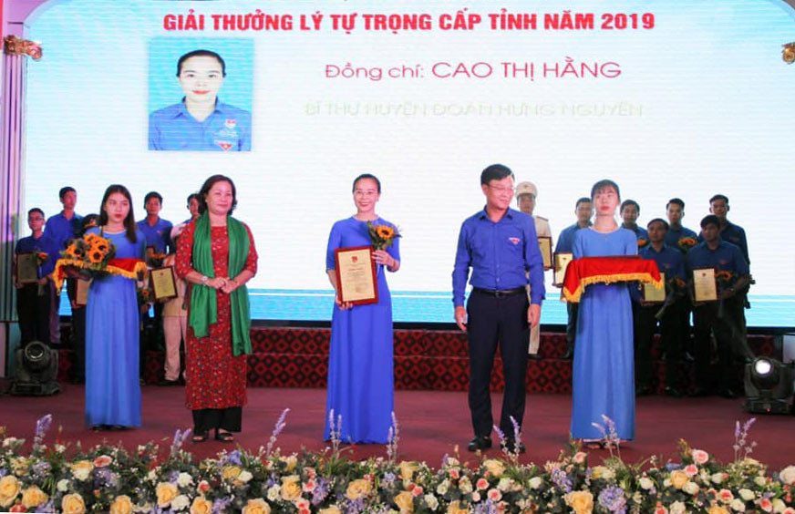 Cao Thị Hằng được vinh danh trong lễ trao giải thưởng Lý Tự Trọng cấp tỉnh năm 2019.