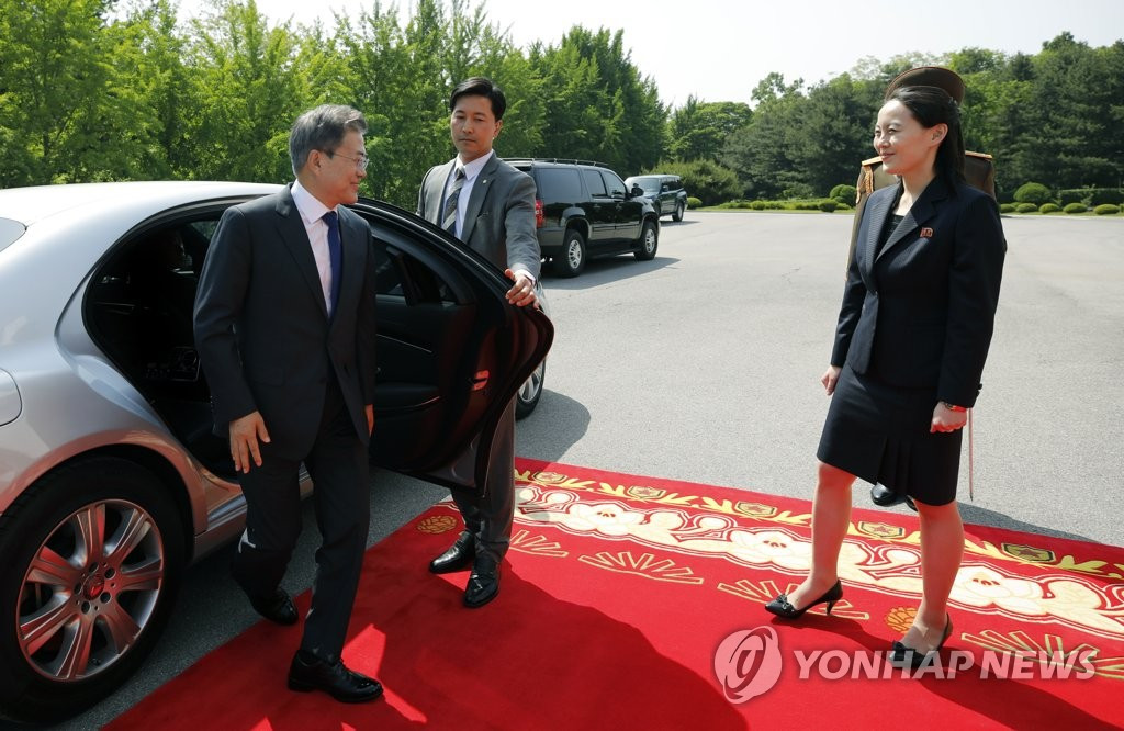 Bà Kim chào đón Tổng thống Hàn Quốc tại làng đình chiến Panmunjom hồi tháng 5-2018, trước thềm cuộc gặp thượng đỉnh liên Triều thứ 2. Ảnh Yonhap