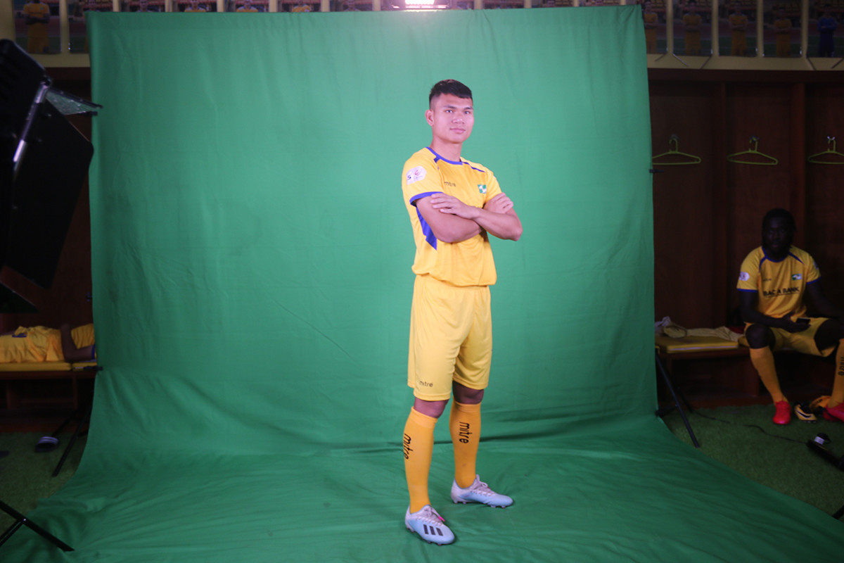 Với những cầu thủ như Phạm Xuân Mạnh thì anh tự tin tạo dáng trước ống kính, máy quay. Ảnh: Trung Kiên