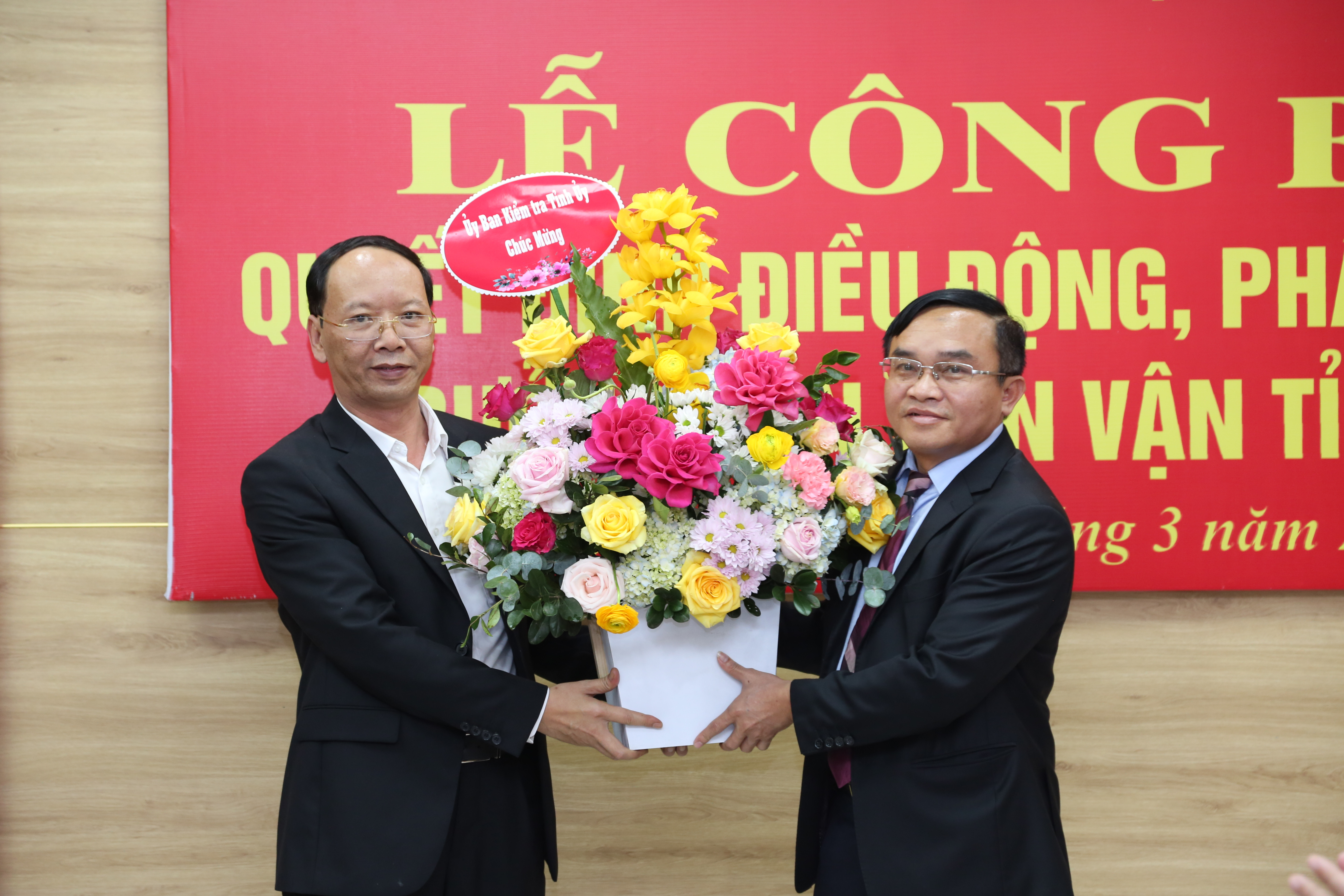 Đồng chí Bùi Thanh An - Chủ nhiệm Ủy ban Kiểm tra Tỉnh ủy tặng hoa chúc mừng đồng chí Ngọc Kim Nam. Ảnh: Đào Tuấn