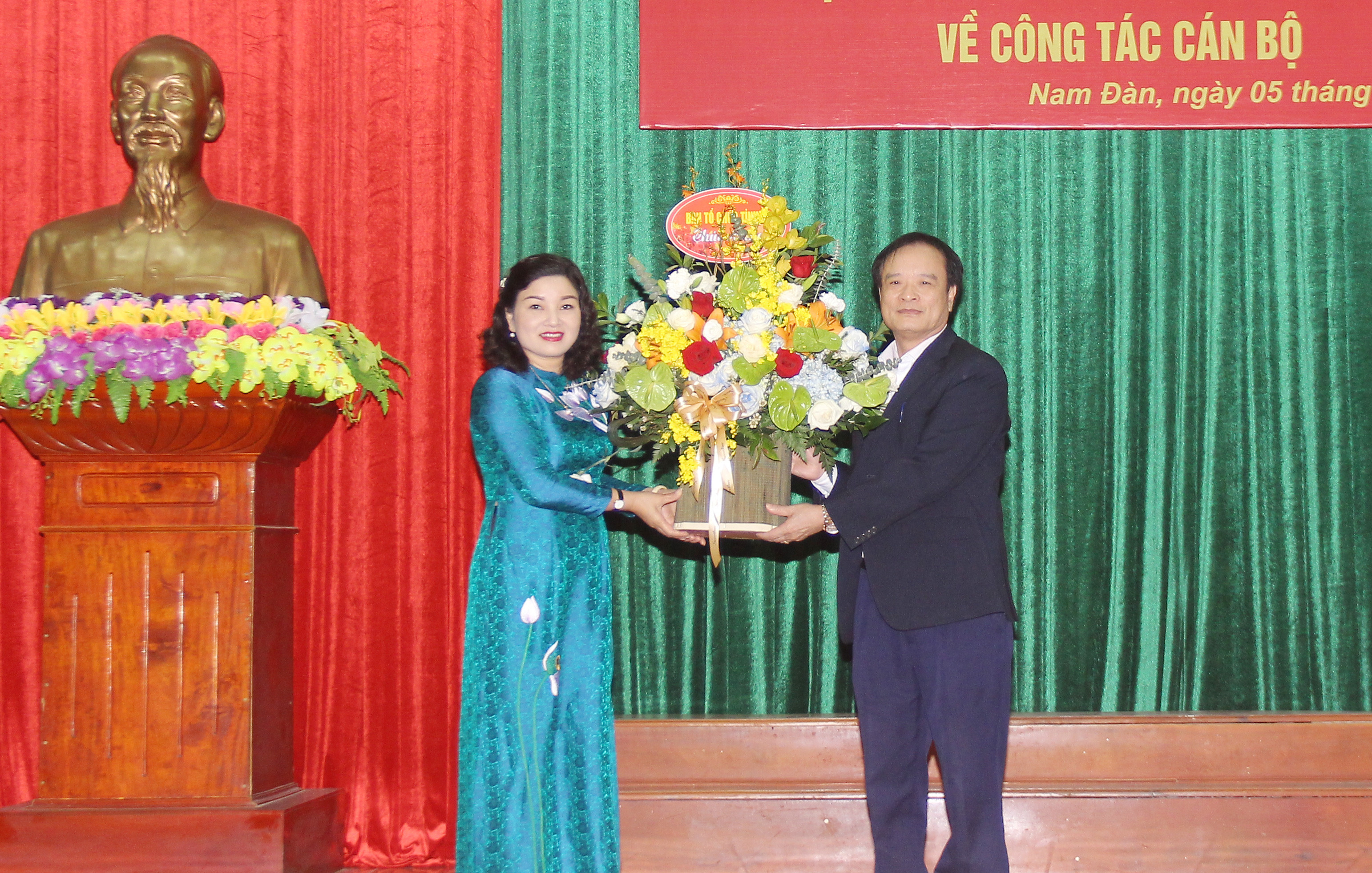 Trưởng ban Tổ chức Tỉnh ủy Hồ Phúc Hợp tặng hoa chúc mừng tân Bí thư Huyện ủy Nam Đàn Nguyễn Thị Hồng Hoa. Ảnh: Mai Hoa