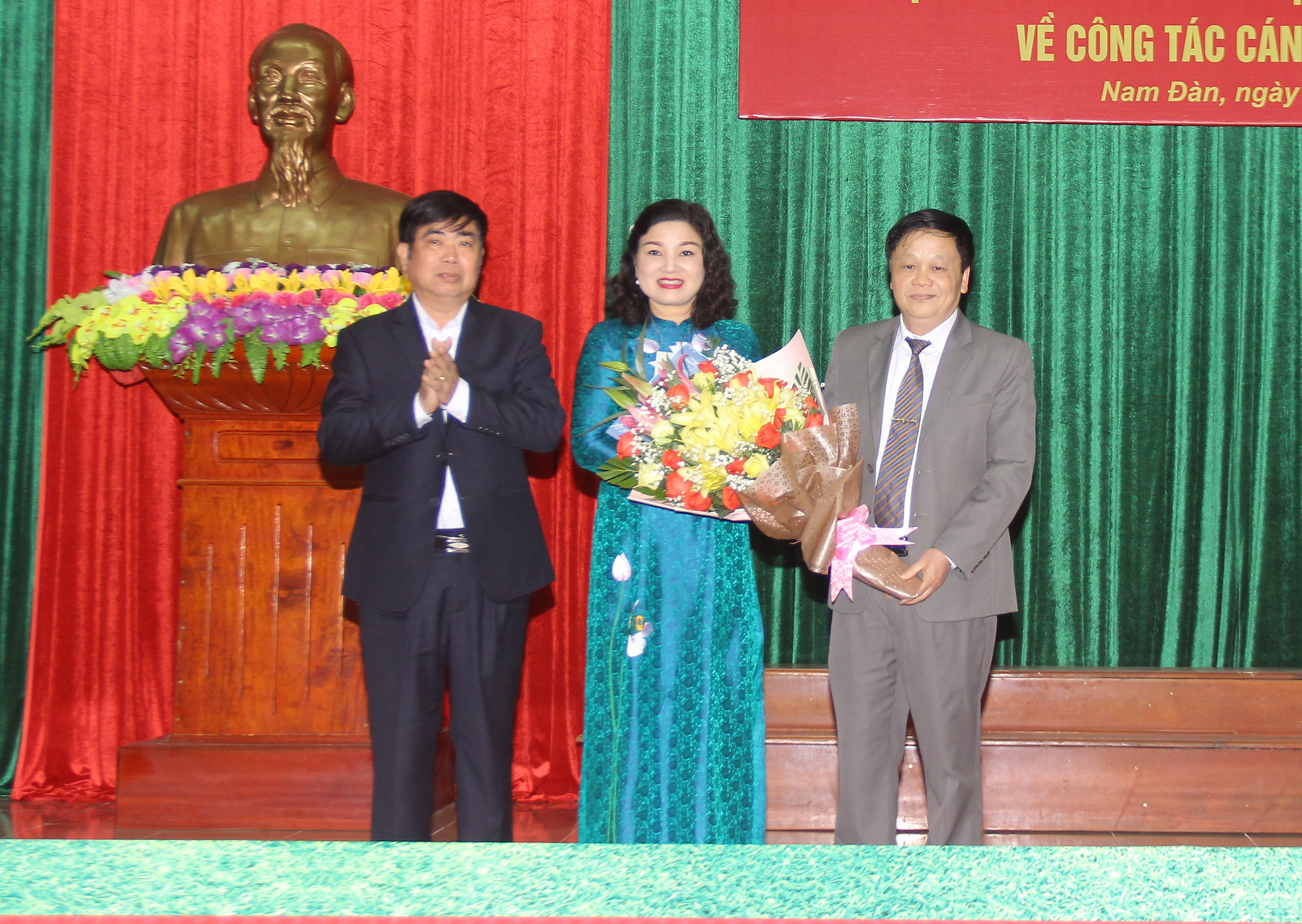 Thường trực Huyện ủy Nam Đàn tặng hoa chúc mừng đồng chí Nguyễn Thị Hồng Hoa. Ảnh: Mai Hoa