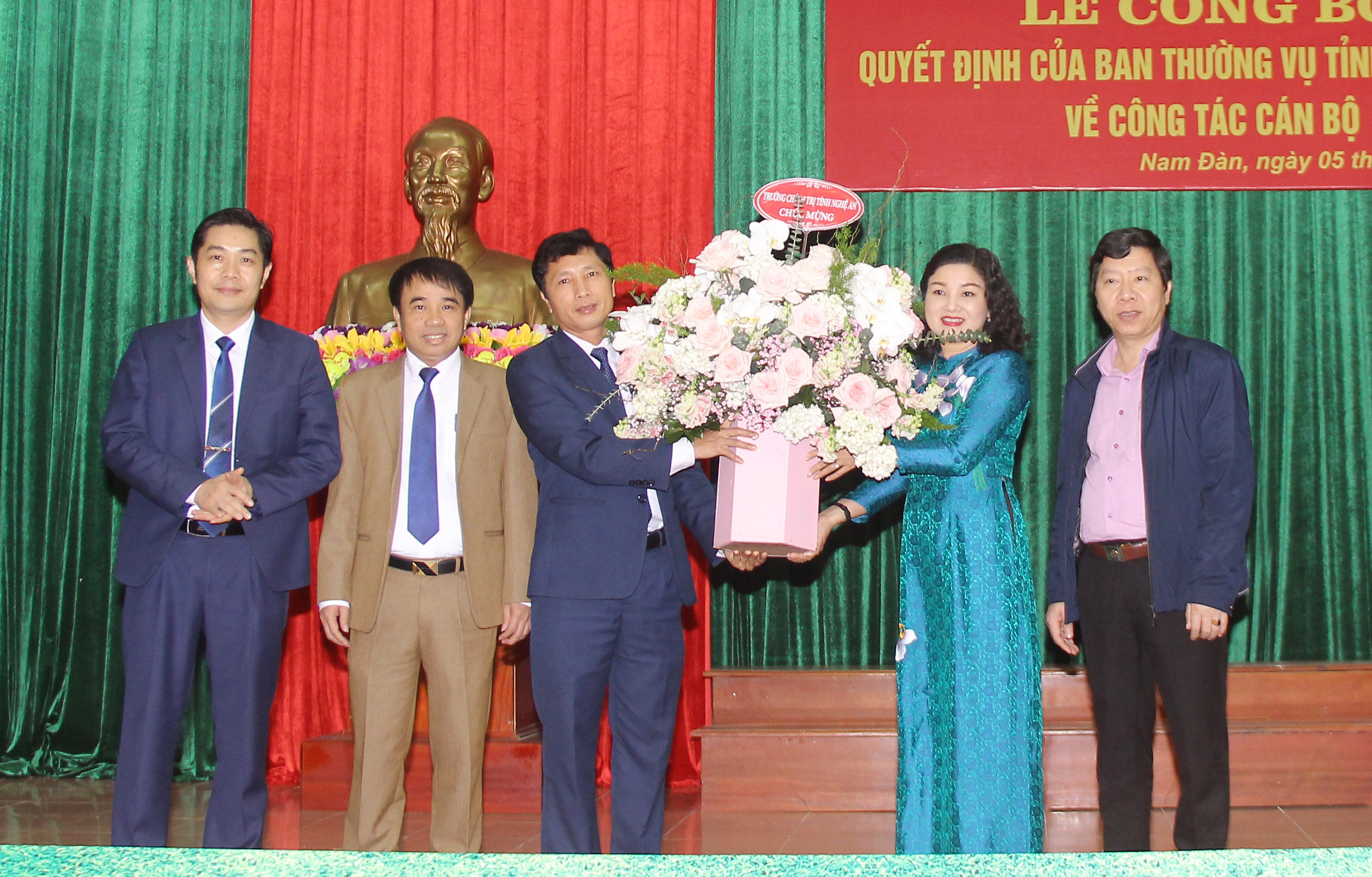 Lãnh đạo Trường Chính trị tỉnh tặng hoa chúc mừng đồng chí Nguyễn Thị Hồng Hoa. Ảnh: Mai Hoa