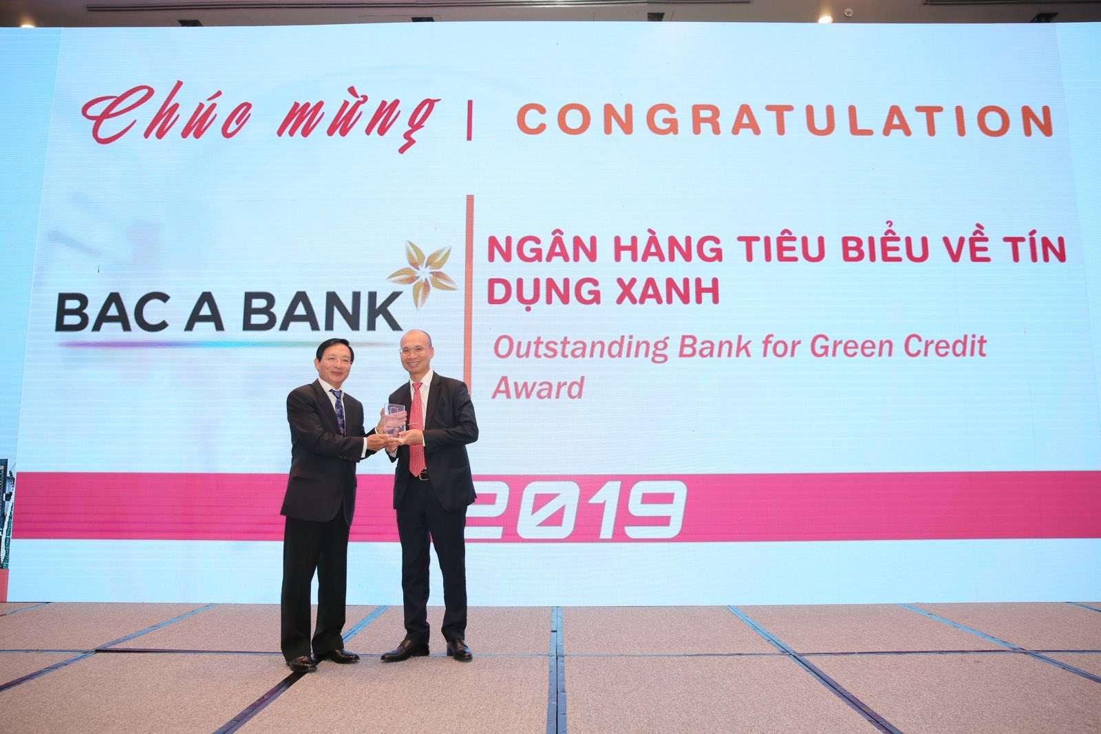 Với những nỗ lực của mình, năm 2019, BAC A BANK nhận giải thưởng Ngân hàng tiêu biểu về Tín dụng xanh. Ảnh: P.V