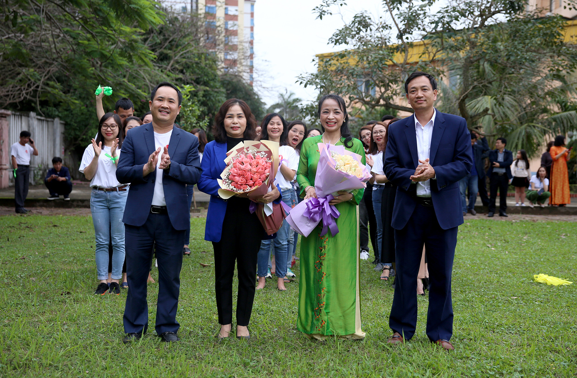 Đại diện Ban Biên tập, Công đoàn Báo Nghệ An tặng hoa cho nữ cán bộ, phóng viên, nhân viên