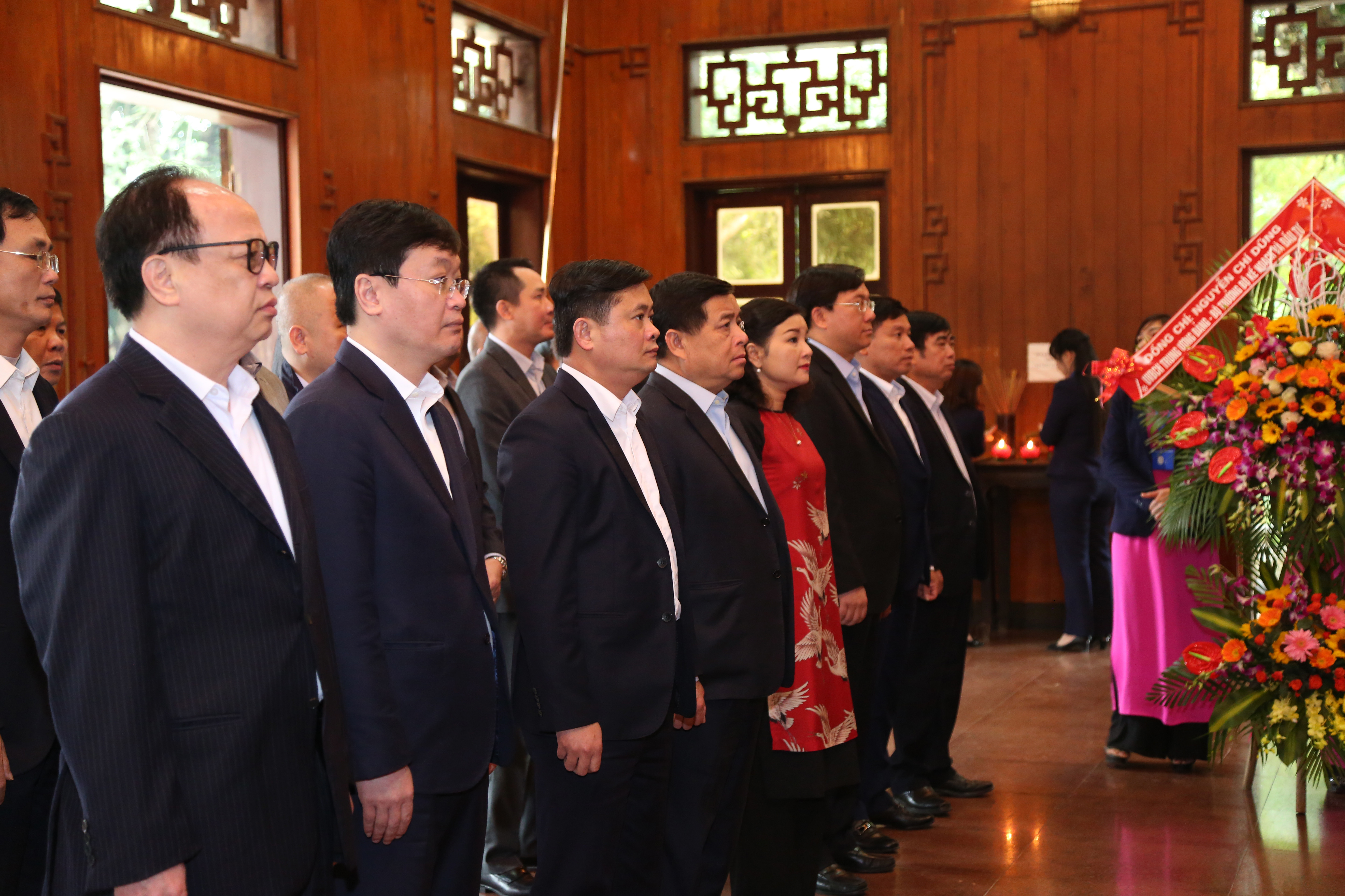 Bộ trưởng Nguyễn Chí Dũng và các đồng chí trong đoàn tưởng niệm Chủ tịch Hồ Chí Minh. Ảnh: Đào Tuấn