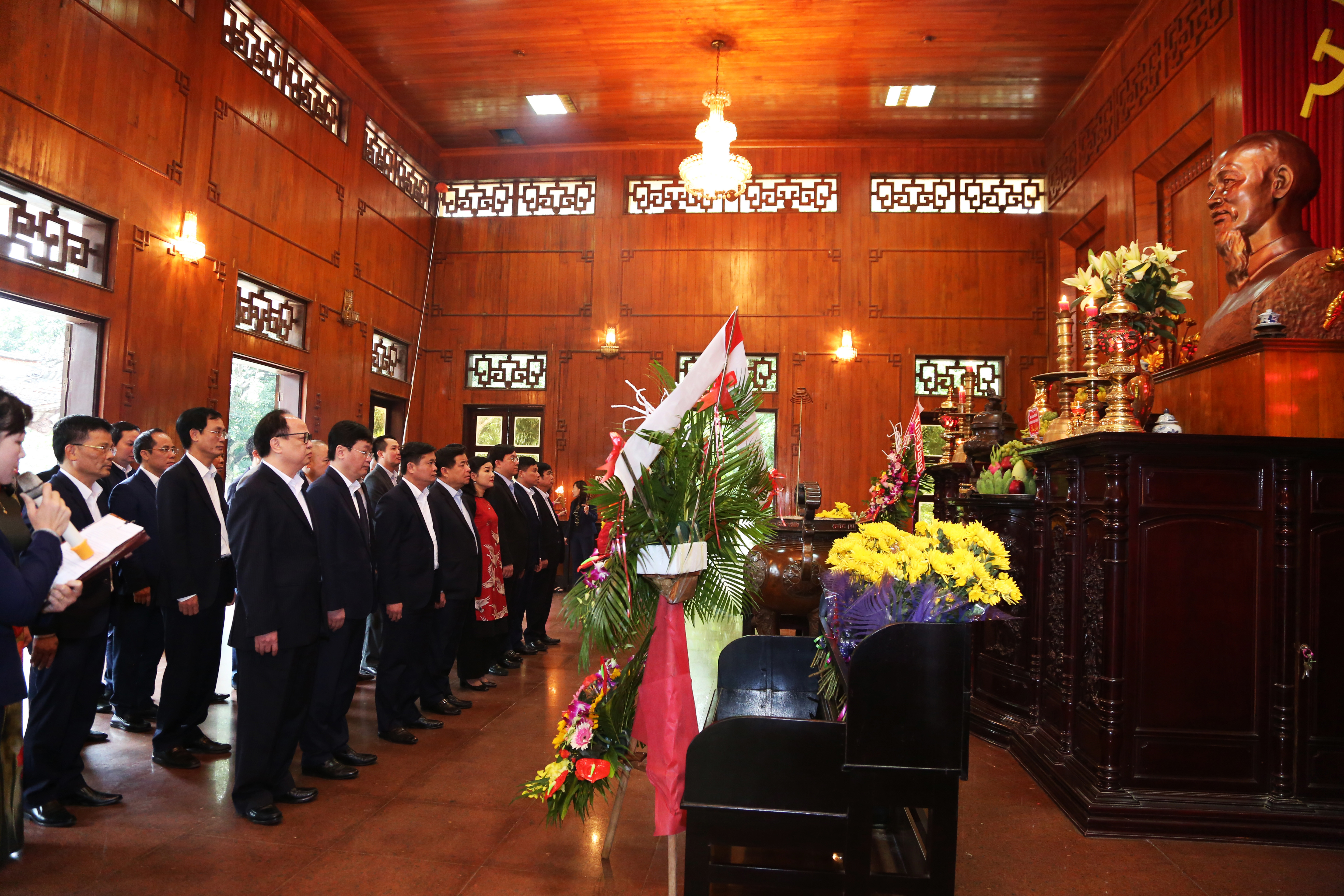 bna_Bộ trưởng Nguyễn Chí Dũng và đoàn công tác tưởng niệm Chủ tịch Hồ Chí Minh tại Khu di tích Kim Liên. Ảnh: Đào Tuấn