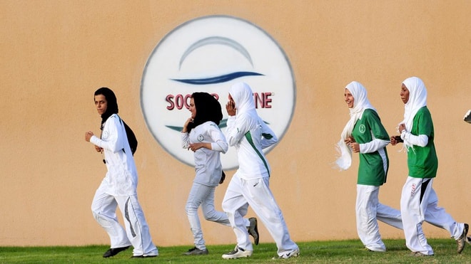 Cầu thủ nữ Saudi Arabia bị hạn chế nhiều trong việc tập luyện cũng như thi đấu bởi các rào cản liên quan đến bình đẳng giới tại nước này. Ảnh: AFP.