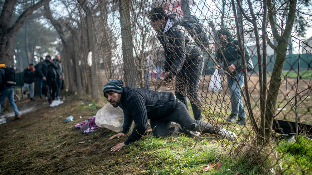Những người tị nạn tìm cách tràn qua biên giới Thổ Nhĩ Kỳ - Hy Lạp. Ảnh: AFP