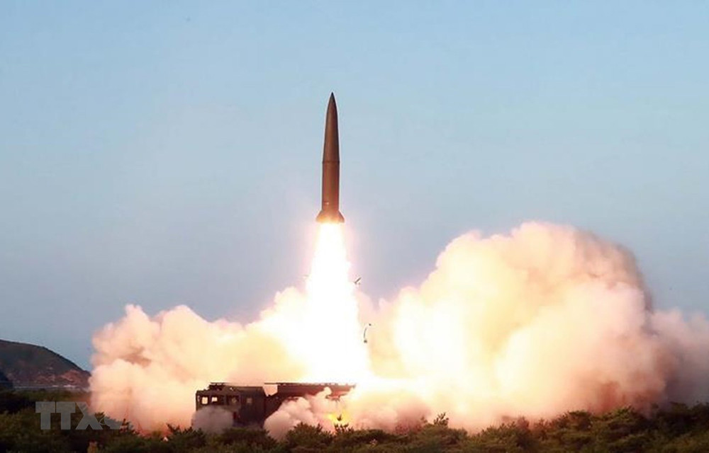 Một vụ thử tên lửa tầm ngắn dẫn đường chiến lược kiểu mới tại địa điểm không xác định ở Triều Tiên ngày 25/7/2019. Ảnh: AFP/TTXVN