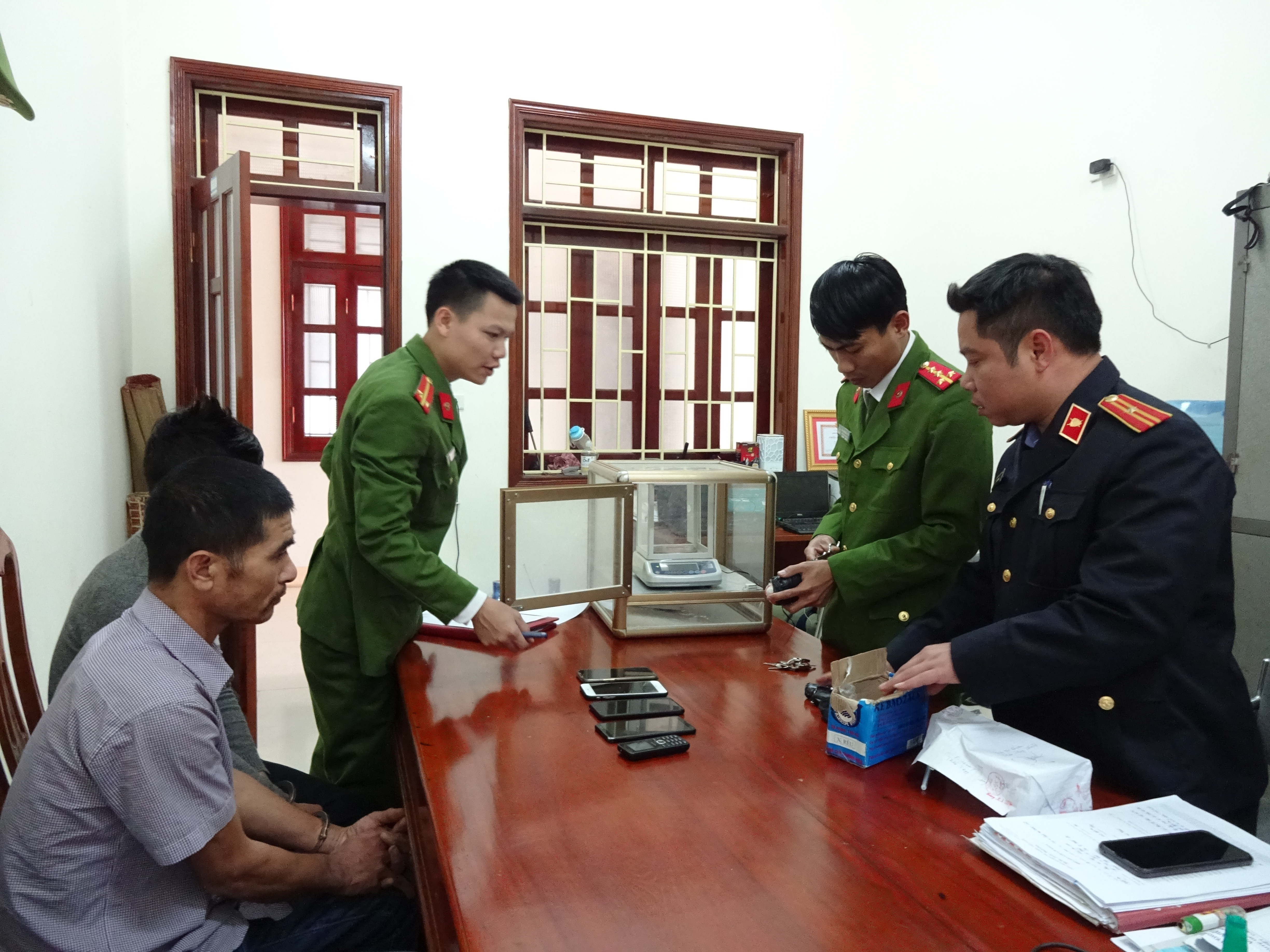 Lực lượng chức năng tiến hành mở niêm phong kiểm đếm tang vật trong chuyên án 14M. Ảnh: Thái Hồng