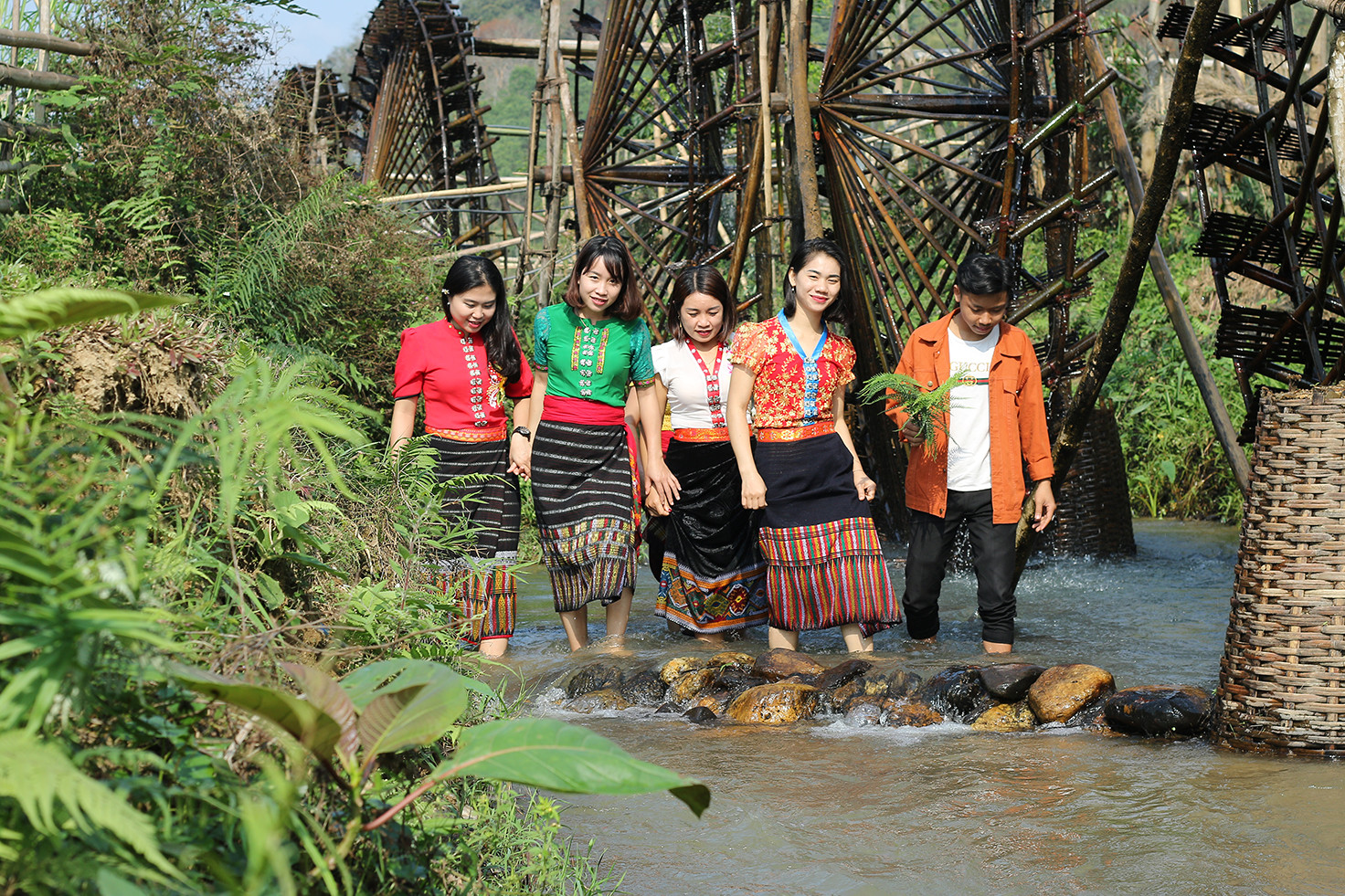 9.    Bộ trang phục phụ nữ dân tộc Thái quyễn rũ, duyên dáng là vậy. Nhưng, ít ai biết được, để có bộ trang phục “bắt mắt” như vậy người phụ nữ Thái đã phải miệt mài từng đường kim, mũi chỉ. Ngoài ra hộ phải có đôi bàn thay khéo léo và trí tưởng tượng phong phú thì mới tạo ra được bộ tráng phục rực rỡ màu sắc. Những giá trị mang đậm bản sắc này cần được bảo tồn, nhằm gìn giữ giá trị văn hóa này để góp phần xây dựng một nền văn hóa Việt Nam tiên tiến đậm đà bản sắc dân tộc