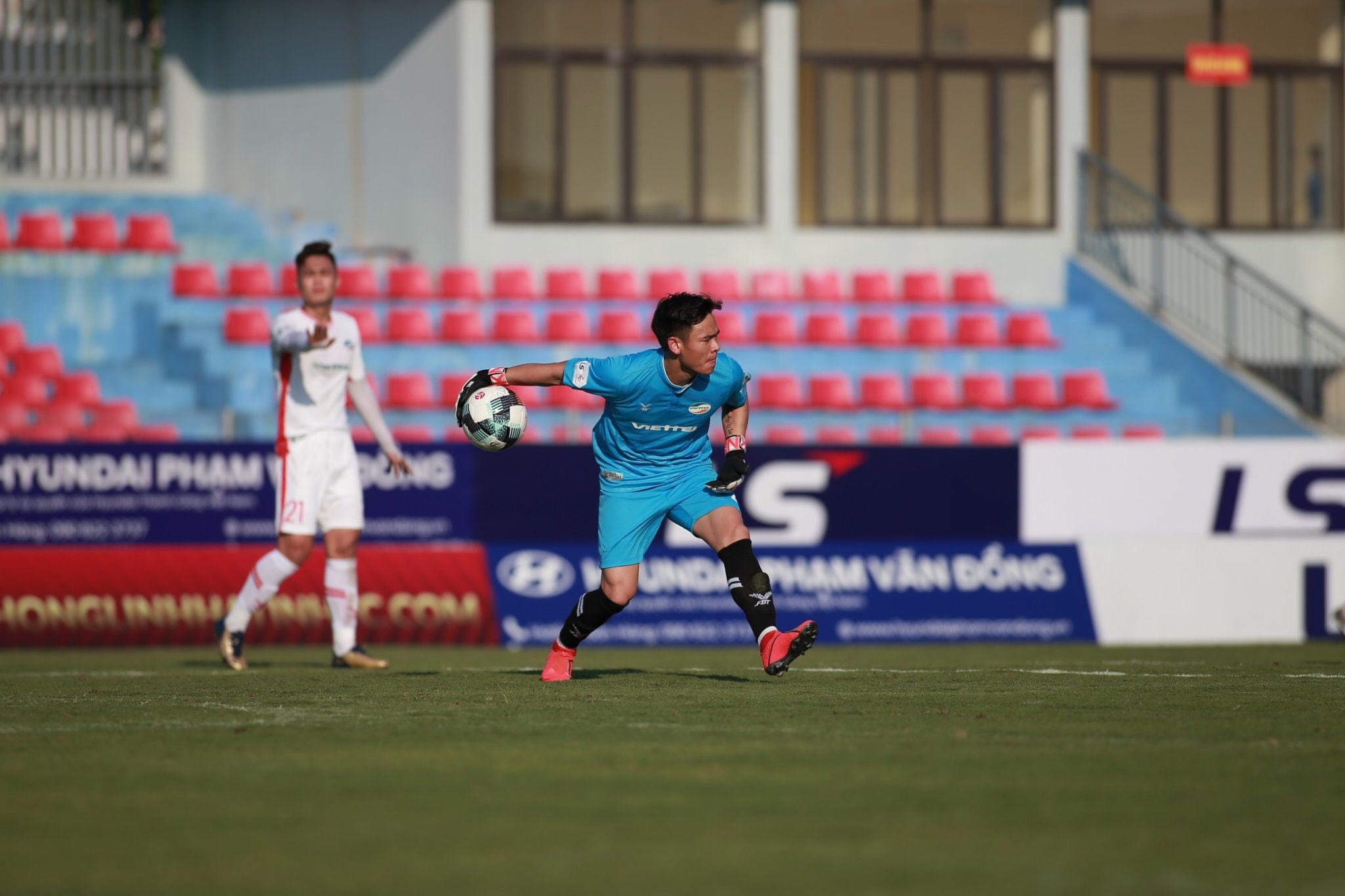 Thủ môn Nguyên Mạnh giữ sạch lưới cho đội bóng mới trong trận đầu tại V.League 2020. Ảnh: Xuân Thủy