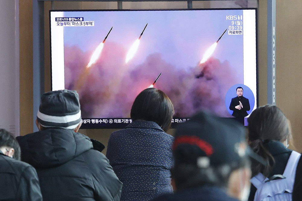 Người dân Seoul, Hàn Quốc xem tin tức về các vụ phóng tên lửa của Triều Tiên. Ảnh: AP