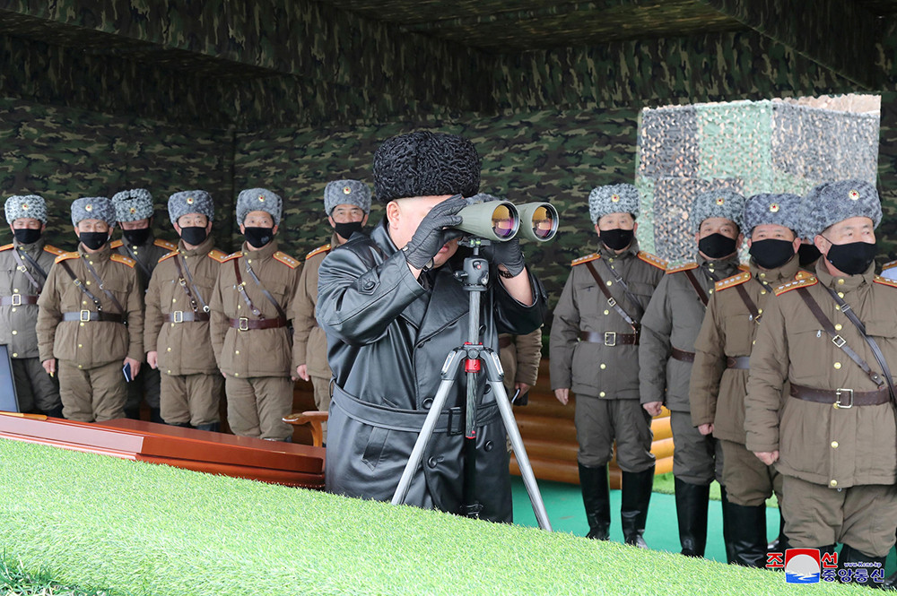 Chủ tịch Triều Tiên Kim Jong-un thị sát một cuộc tập trận hôm 29/2. Ảnh Reuters