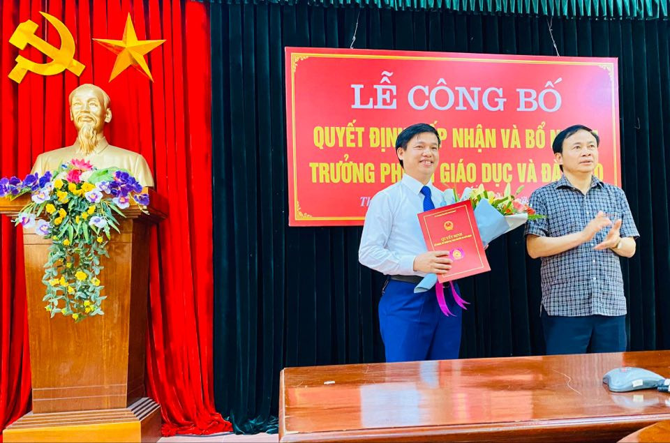 ĐC  Nguyễn Hữu Hiền - UVBTV, Phó Chủ tịch UBND huyện trao quyết định điều động bổ nhiệm Trưởng phòng GD&ĐT cho đồng chí Trần Xuân Hà