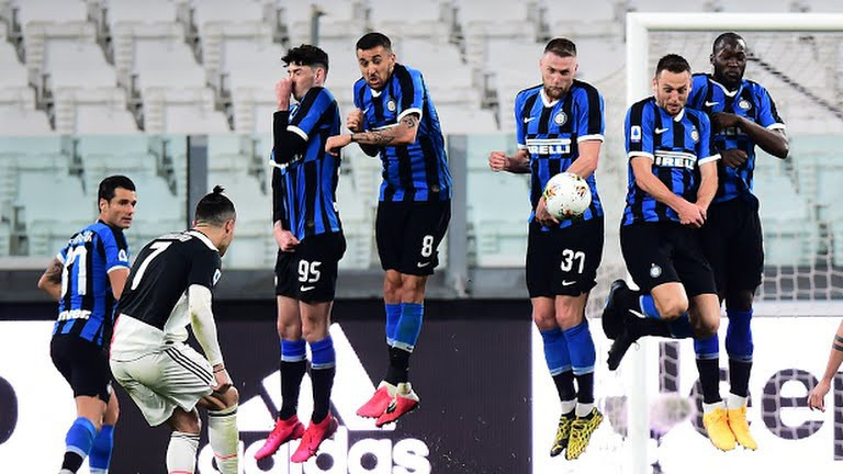 Juventus thi đấu lấn lướt Inter Milan (Ảnh: Reuters).