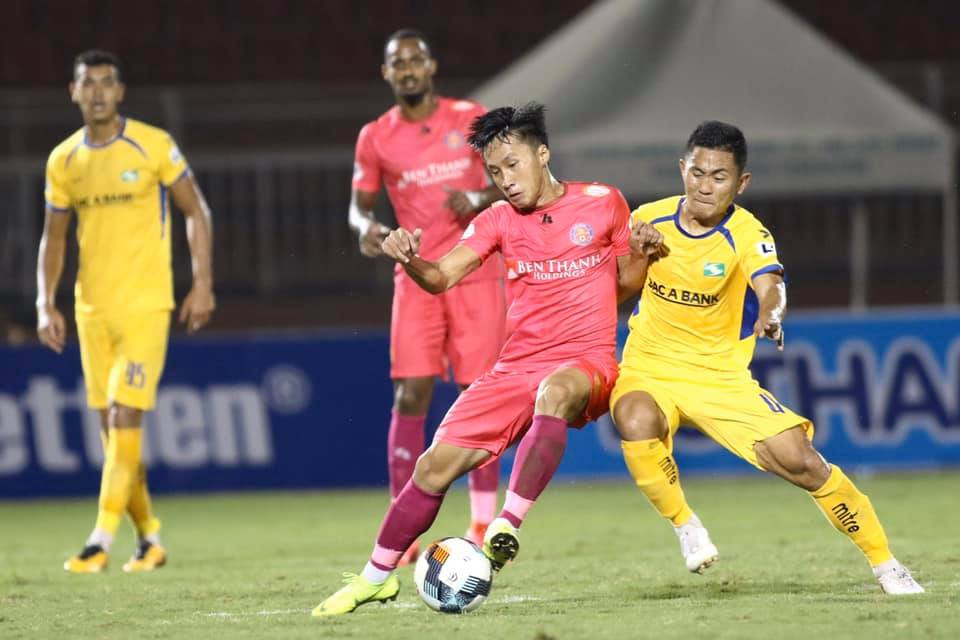 Tiền vệ Bùi Đình Châu trong lần đầu tiên thi đấu tại sân chơi V.League. Ảnh: Hoàng Tùng