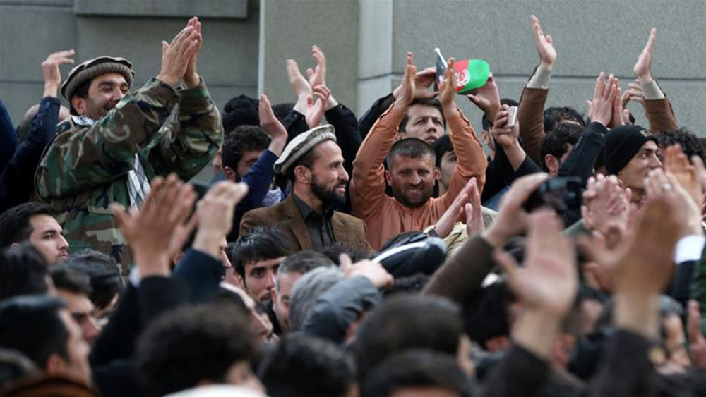 Những người ủng hộ Abdullah tham dự buổi lễ tuyên thệ nhậm chức tổng thống ở Kabul. Ảnh: Reuters