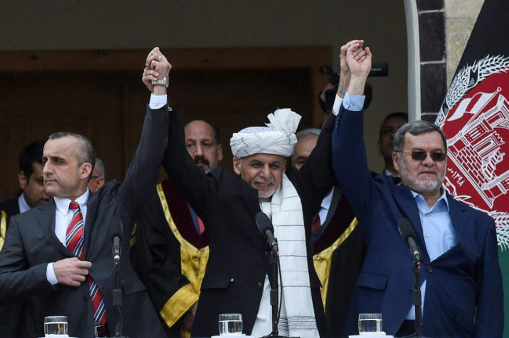 Ông Ghani nắm tay các phó tổng thống trong lễ nhậm chức, chỉ vài phút trước khi đối thủ chính trị Abdullah cũng tự phong tổng thống. Ảnh: AFP