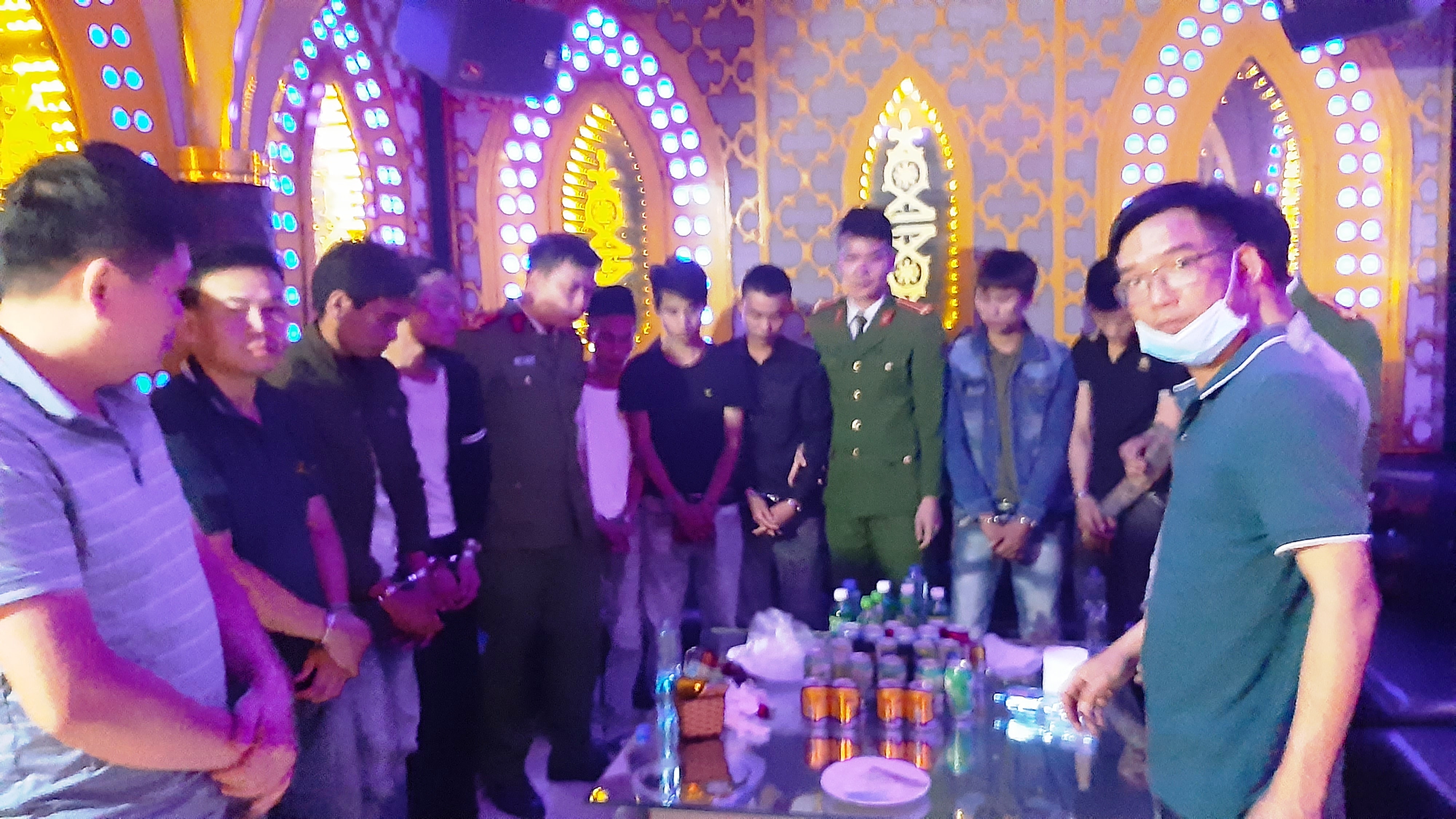 Công an TP Vinh khống chế các đối tượng tàng trữ, sử dụng ma túy tập thể. Ảnh: Hồng Quang