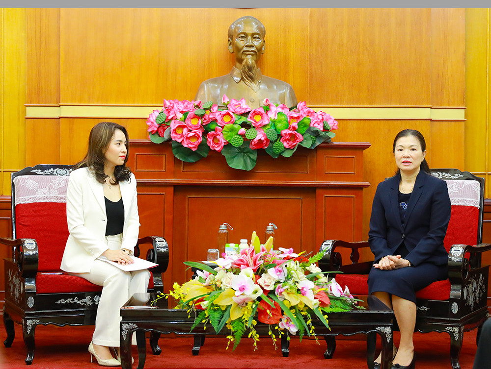 Bà Trương Thị Ngọc Ánh, Phó chủ tịch Trung ương MTTQ Việt Nam đánh giá cao nghĩa cử của Tập đoàn TH. Ảnh: P.V