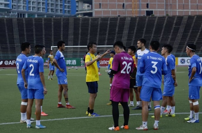 Thầy trò HLV Phan Thanh Hùng đã có buổi tập đầu tiên trên đất Campuchia. 