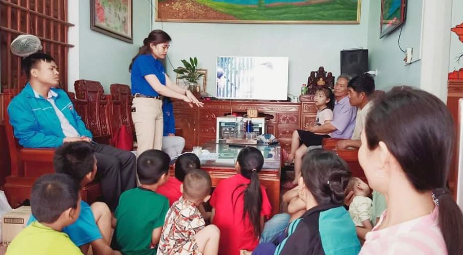 5.Các thành viên của Đội Phản ứng nhanh của Huyện đoàn Yên Thành trực tiếp hướng dẫn cho các em nhỏ và người dân cách rửa tay đúng cách cùng những biện pháp phòng dịch Covid - 19 theo hướng dẫn của Bộ Y tế.