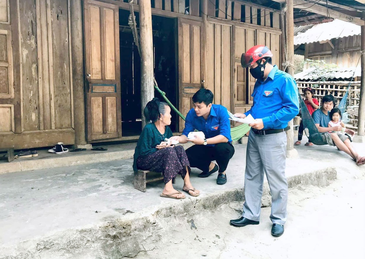 1.Đội Phản ứng nhanh của Huyện đoàn Tương Dương về tận từng thôn, bản để tận tình tuyên truyền cho từng bà con hiểu hơn về cách phòng, chống dịch Covid - 19.