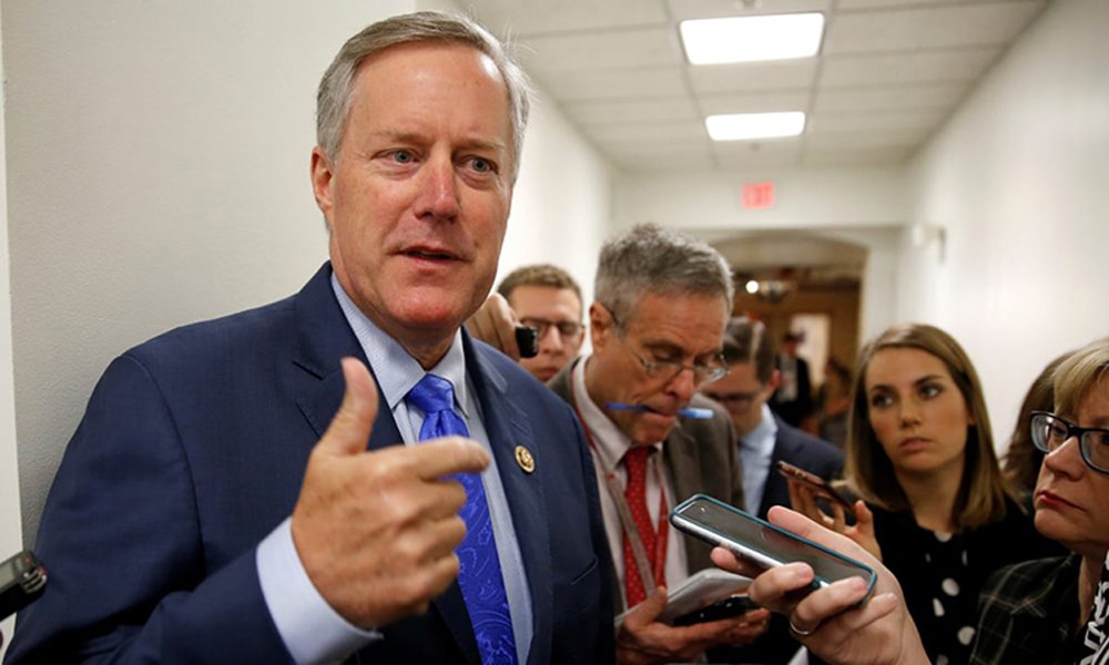 Ông Mark Meadows bảo vệ ông Donald Trump trước báo giới trong vụ điều tra luận tội liên quan đến Ukraine. Ảnh: Reuters