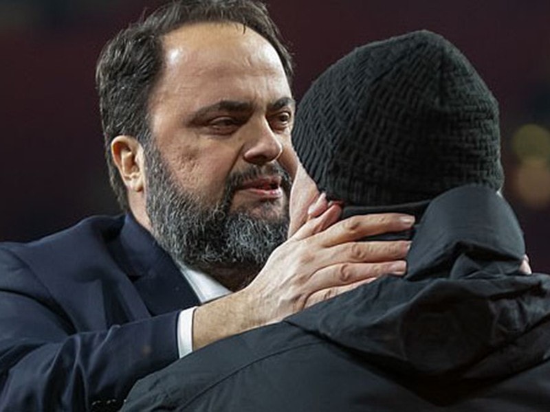 Ông chủ CLB Olympiacos, Evangelos Marinakis, xác nhận nhiễm COVID-19 và đã tiếp xúc với nhiều cầu thủ Arsenal lẫn nhân viên sân Emirates. Ảnh: GETTY IMAGES