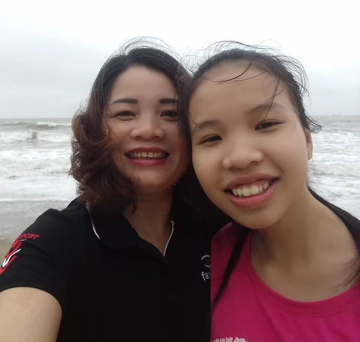 Cháu Nguyễn Thị Kim Ngân và mẹ. Ảnh: Gia đình cung cấp
