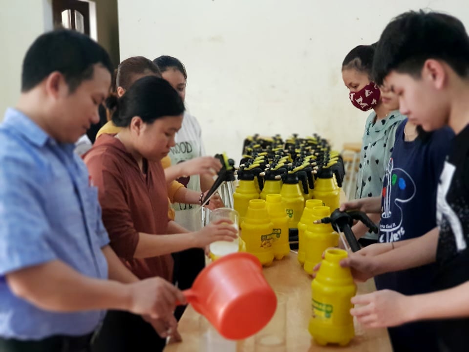 Sản phẩm nước rửa tay sát khuẩn của Trường THPT Kỳ Sơn. Ảnh: PV
