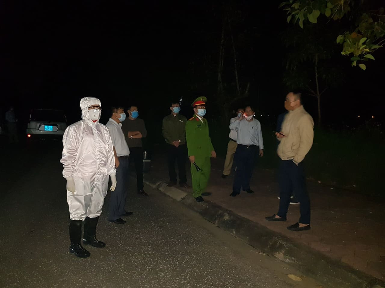 PGS - TS Dương Đình Chỉnh có mặt lúc nửa đêm để chỉ đạo việc đưa xe khách vào khu cách ly đồng thời lấy mẫu xét nghiệm. 