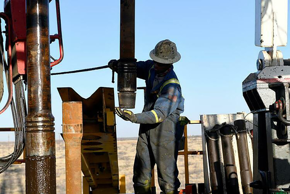 Công nhân tại một cơ sở khai thác dầu ở Texas (Mỹ). Ảnh: Reuters