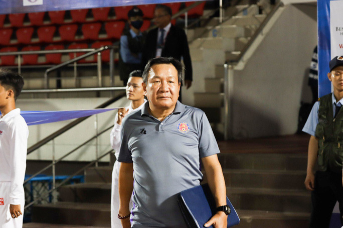 HLV Hoàng Văn Phúc chỉ dẫn dắt CLB Sài Gòn 1 trận duy nhất ở V-League 2020 và đã nói lời chia tay Ảnh: Quang Liêm