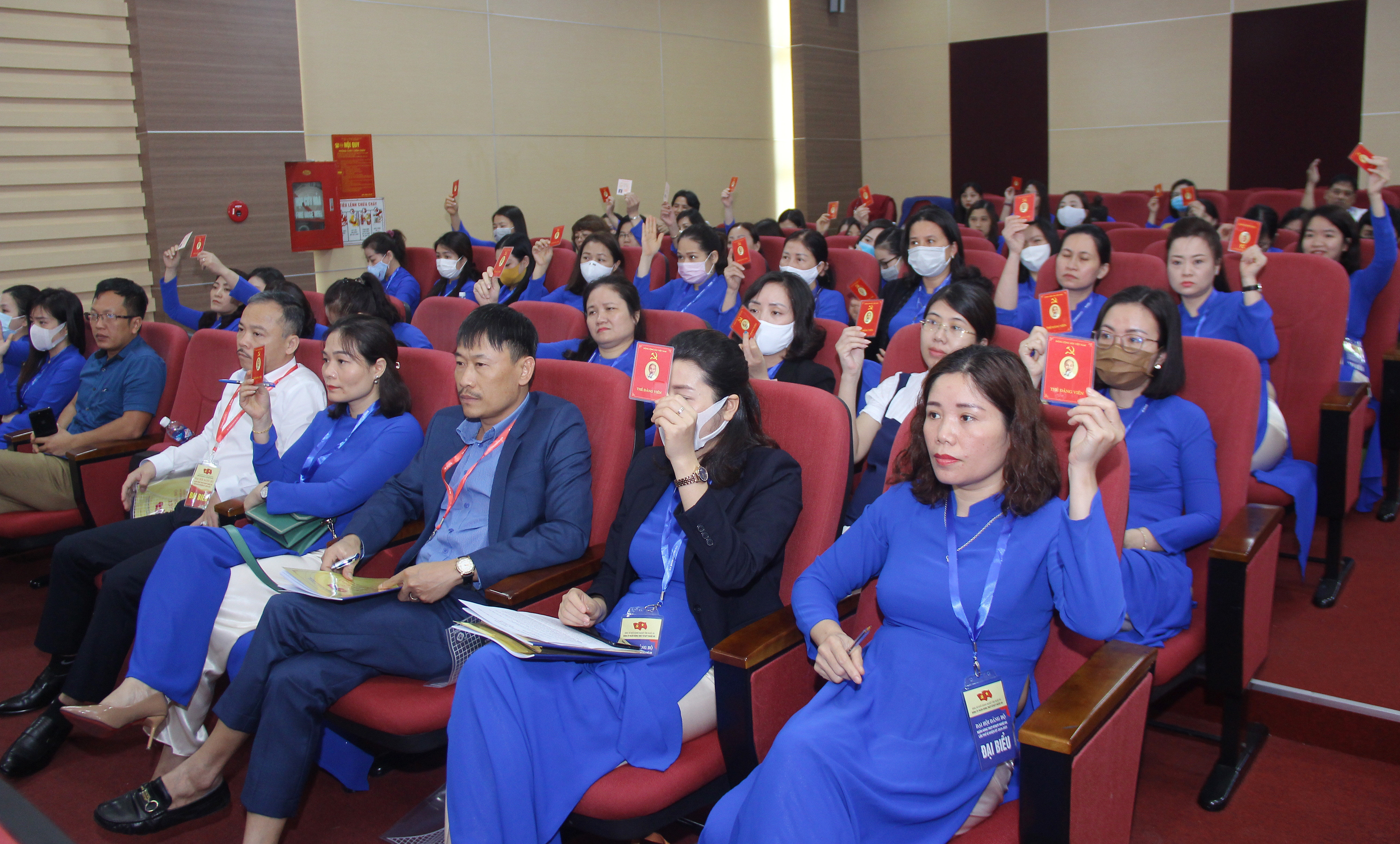 Các đại biểu tham dự đại hội biểu quyết thông qua Nghị quyết nhiệm kỳ 2020 - 2025. Ảnh: Mai Hoa