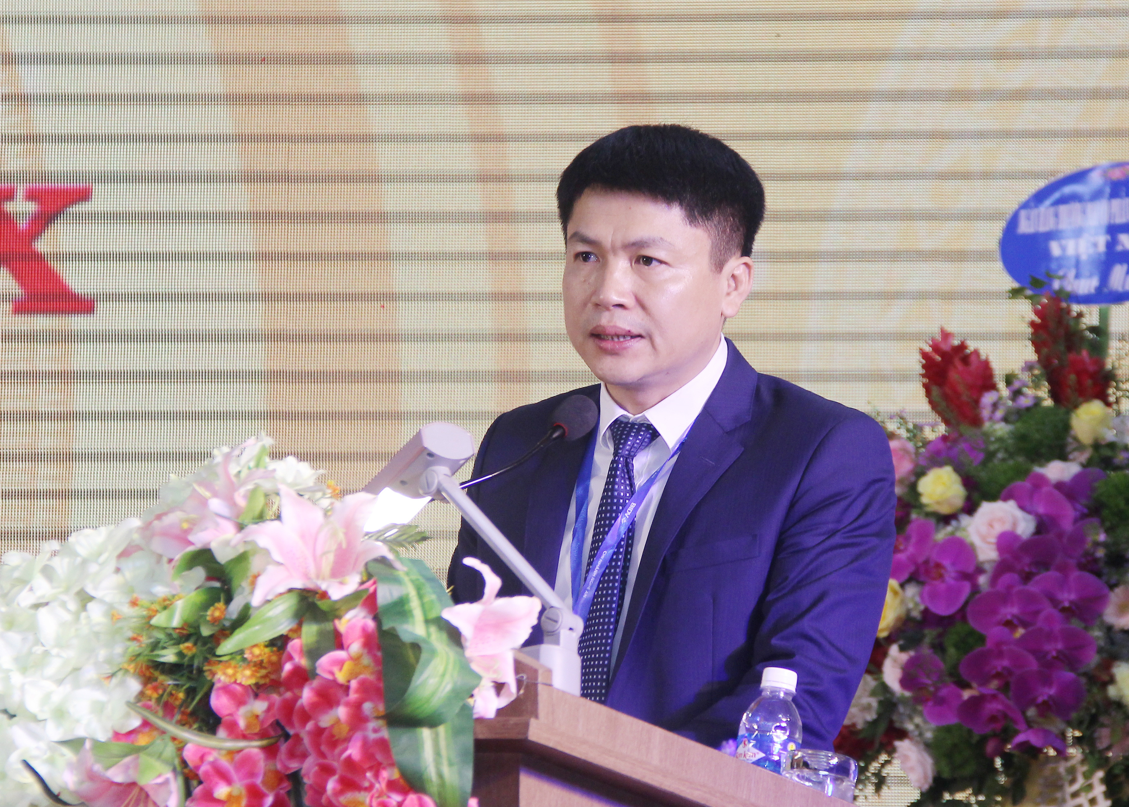 Đồng chí Trần Minh Tính - Bí thư Đảng ủy ngân hàng nhiệm kỳ 2015 - 2020, Giám đốc Ngân hàng trình bày báo cáo chính trị tại đại hội. Ảnh: Mai Hoa