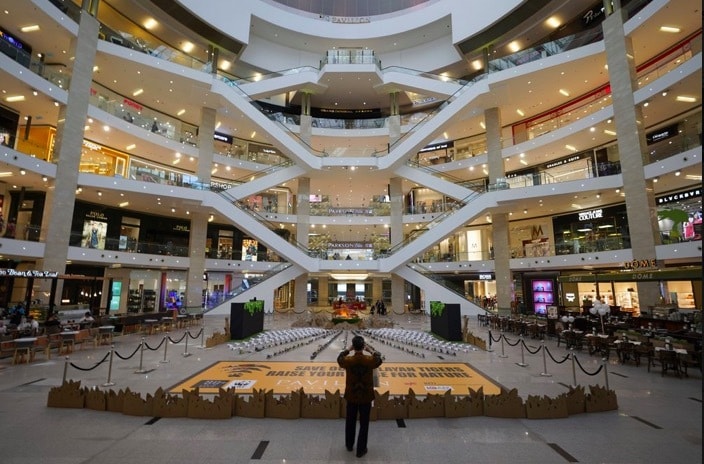 Trung tâm mua sắm vắng khách ở Kuala Lumpur, Malaysia.j