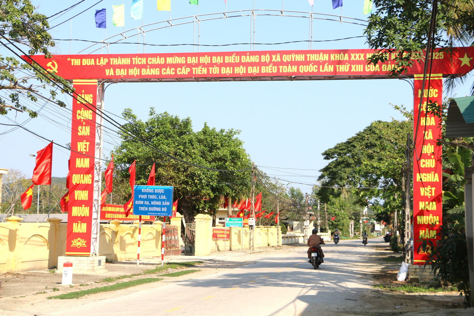 Đường làng được trang trí chào mừng ĐH Đảng bộ xã. Ảnh: Văn Hải