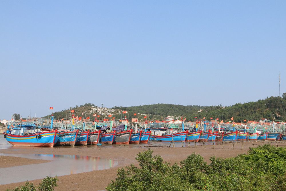 Tàu thuyền về neo đậu tại bờ Nam cảng Lạch Quèn ngày càng nhiều là điều kiện để Quỳnh Thuận chuyển dịch sang làm hậu cần nghề cá. Ảnh: Nguyễn Hải