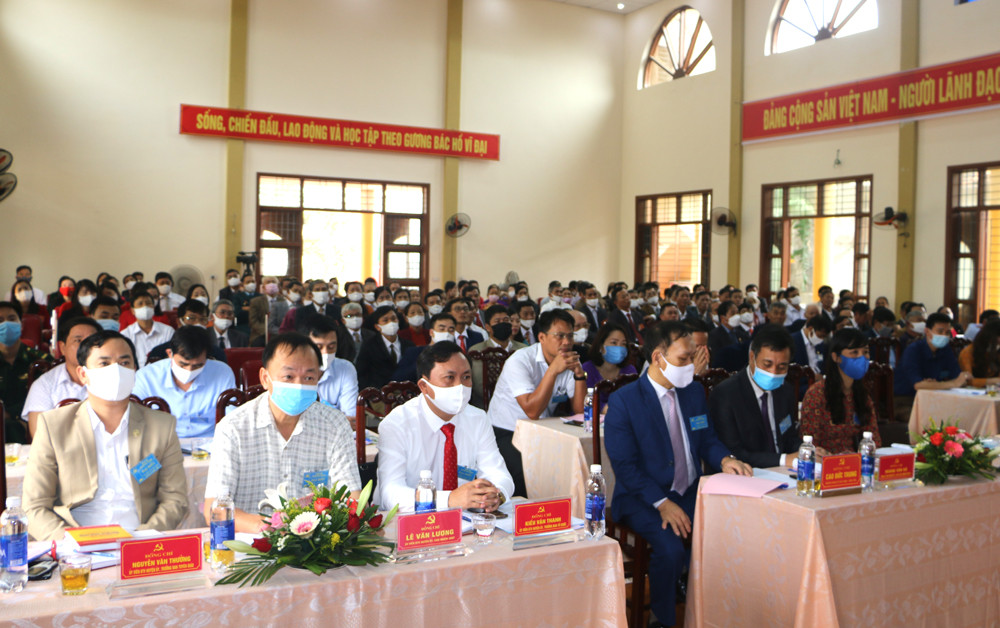 Các đại biểu tỉnh và huyện Quỳnh Lưu dự Đại hội Đảng bộ xã Quỳnh Thuận nhiệm kỳ 2020-2025